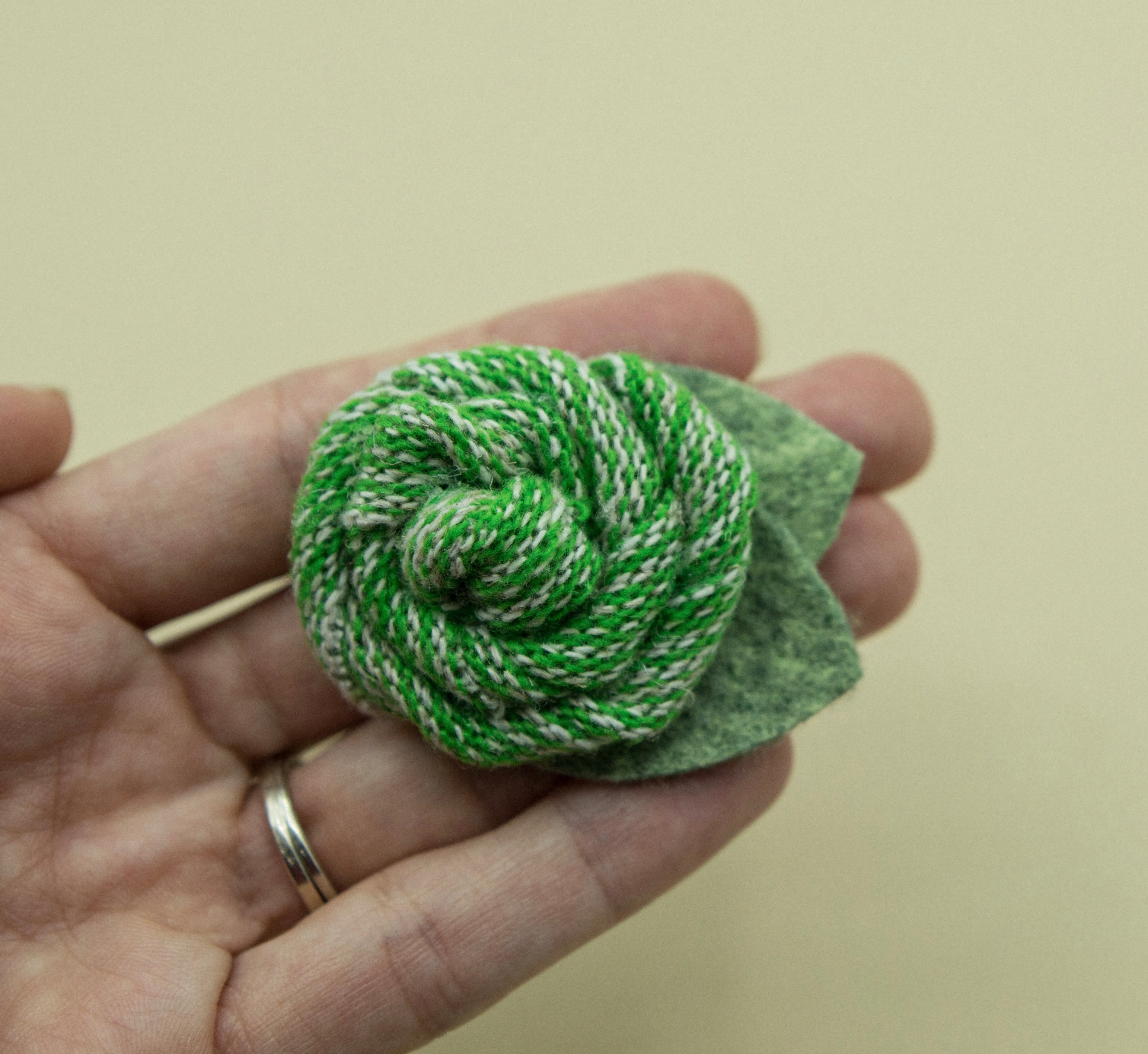 Vintage green sweater rose - 2.5 inch- MTL