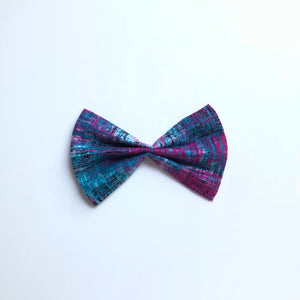 Magenta hatched fan bow or bow tie