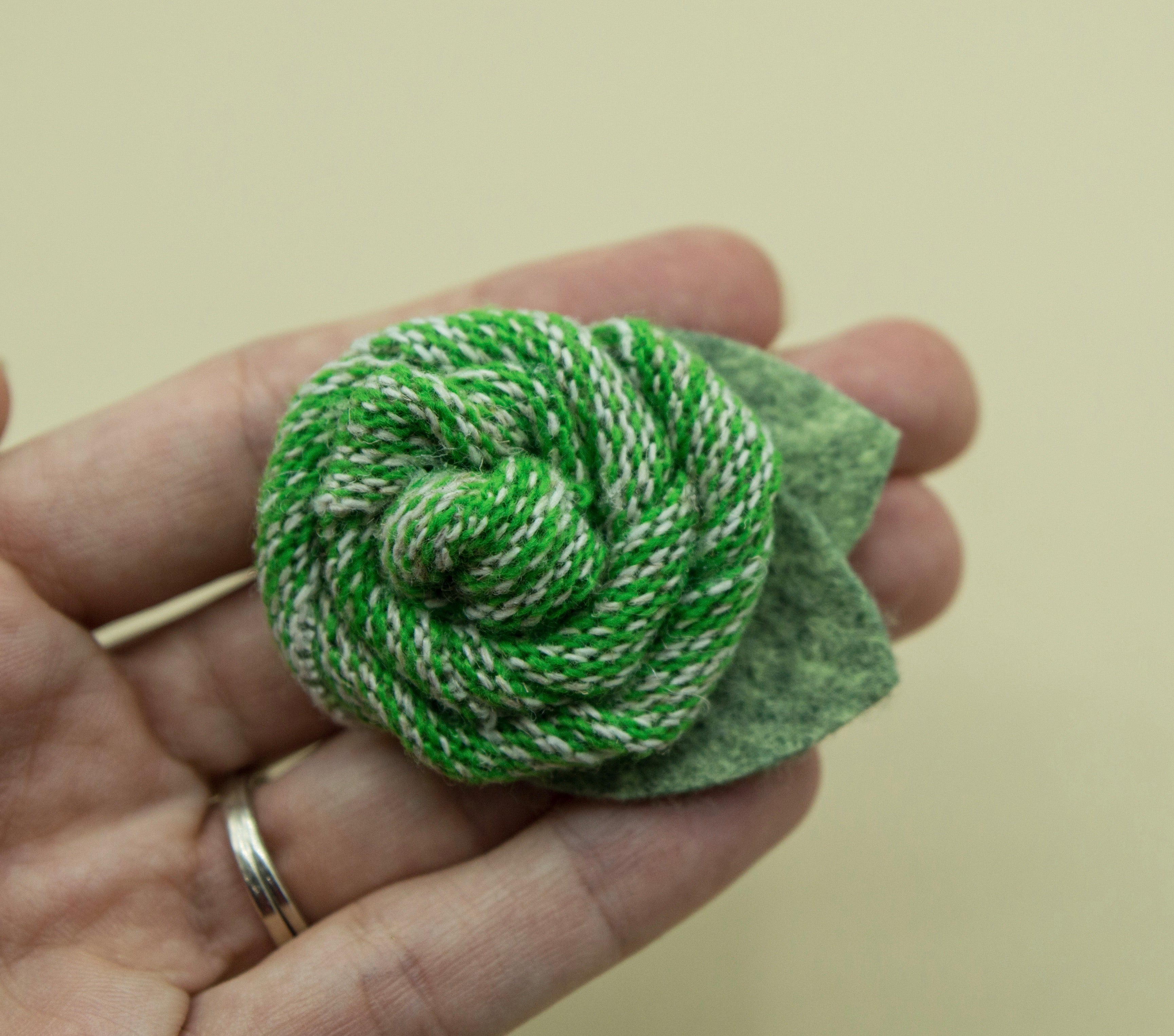 Vintage green sweater rose - 2 inch- MTL